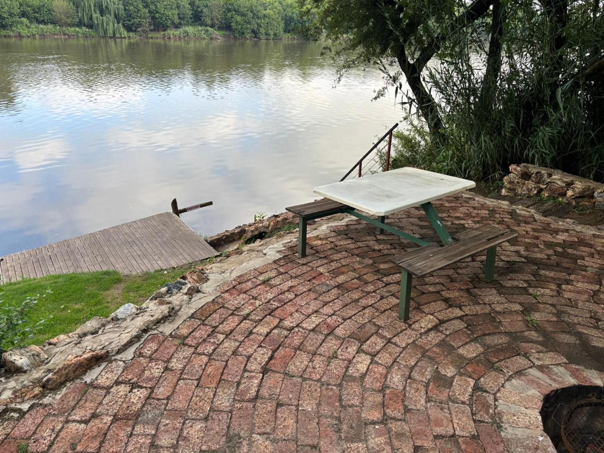 Serenity Guesthouse Klerksdorp Dış mekan fotoğraf